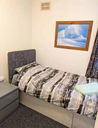 Postel nebo postele na pokoji v ubytování City Vacations Kettering town Single Room available for short & longer stays