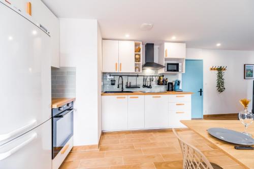 Kuchyň nebo kuchyňský kout v ubytování Le Lumineux 3 chambres-Parking-Centre