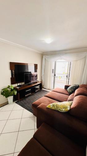 TV a/nebo společenská místnost v ubytování Apto à 100m a pé da praia central