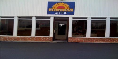 a building with a sign that reads raisin inn office at Relax Inn Lewisburg in Lewisburg