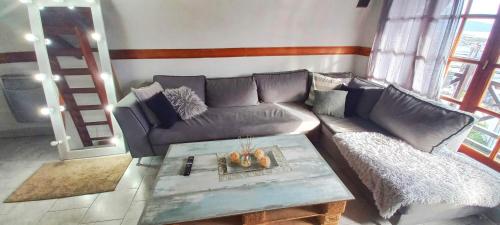a living room with a couch and a coffee table at Ushuaia Magnifica, amplia cabaña con balcon in Ushuaia