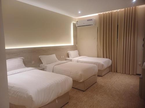 Ένα ή περισσότερα κρεβάτια σε δωμάτιο στο فندق الأمل العربية