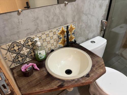 サクアレマにあるSUITES VISTA MAR AZULの洗面台とトイレ付きのバスルーム