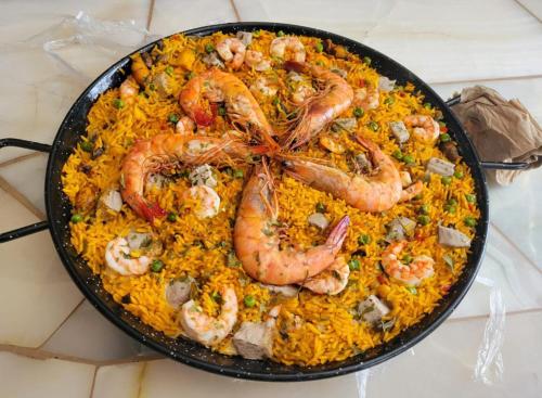 eine Pfanne gefüllt mit Reis und Garnelen darauf in der Unterkunft Freestyle House Hostel in Lligua