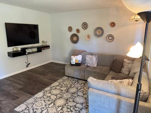 TV a/nebo společenská místnost v ubytování Cozy small ranch style house
