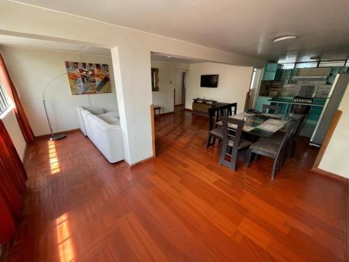 Μια τηλεόραση ή/και κέντρο ψυχαγωγίας στο Departamento full amoblado centro de Cusco