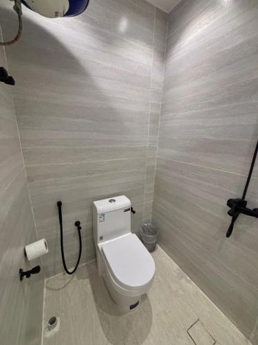 a bathroom with a white toilet in a room at أستديو بدخول ذاتي حي الوزارات 222 in Riyadh