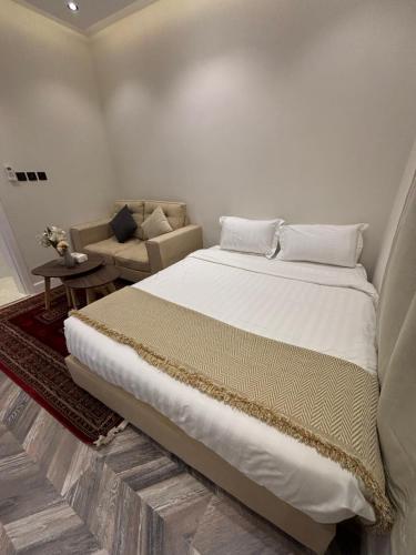 a bedroom with a large bed and a couch at أستديو بدخول ذاتي حي الوزارات 222 in Riyadh