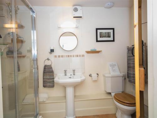 Netherburyにある1 Bed in Netherbury DC021の洗面台、トイレ、シャワー付きのバスルーム