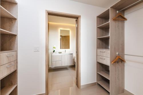 Ένα ή περισσότερα κρεβάτια σε δωμάτιο στο Brand New Ocean View Condo Overlooking Tamarindo