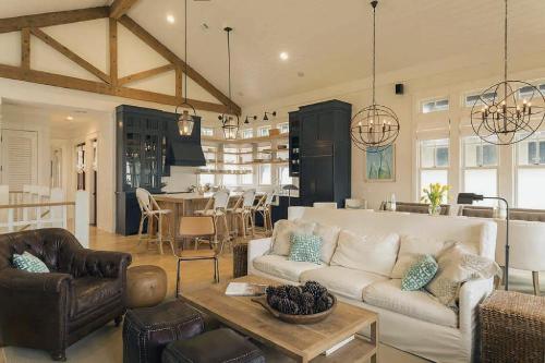 una sala de estar con un sofá y una mesa en Luxurious Four Bedroom Beach Home with Gulf Views, en Rosemary Beach