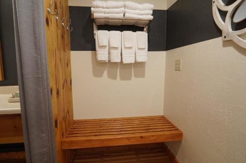 een badkamer met een douche en handdoeken. bij Timberline Lodge - Arnold - Bear Valley - Murphys in Arnold