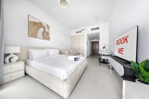 Ένα ή περισσότερα κρεβάτια σε δωμάτιο στο Stayshort - Damac Hills sleeps 2 near Golf Courses