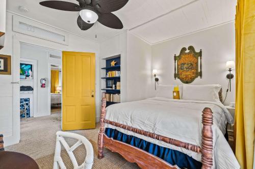 Ένα ή περισσότερα κρεβάτια σε δωμάτιο στο Old Carrabelle Hotel Regatta Room