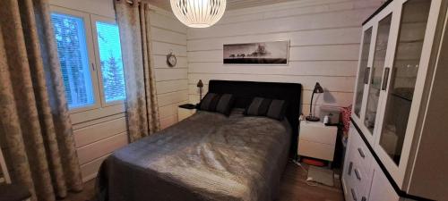 Giường trong phòng chung tại Log cottage by the lake