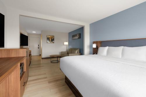 a large white bed in a hotel room at Wingate by Wyndham Dublin Near Claytor Lake State Park in Dublin