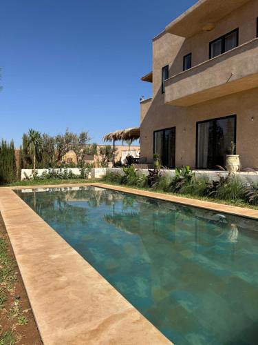 una piscina frente a una casa en Dar Oumnass, charme authentique tout confort !, en Oumnas