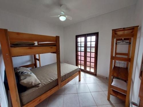 a room with two bunk beds and a window at Flat Beira Mar in Ilha Comprida