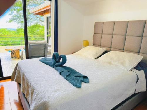 Postel nebo postele na pokoji v ubytování Casa Colibri Tropical Ocean View 5 min to Beach