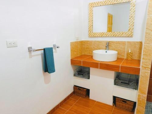 Koupelna v ubytování Casa Colibri Tropical Ocean View 5 min to Beach