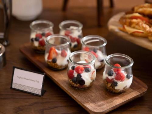 un grupo de postres en copas de cristal sobre una mesa en Mercure Newcastle, en Newcastle