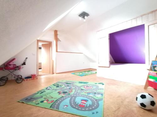 a room with a soccer ball on the floor at Piratennest in Osteel