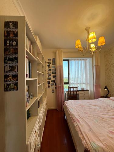 une chambre avec un lit et une étagère dans l'établissement Judy and George's Shanghai Homestay near Hongqiao Airport and Train Station, à Shanghai