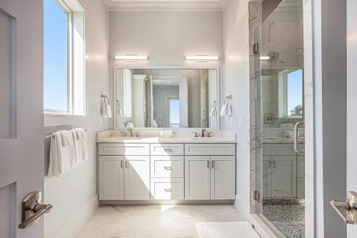 Et badeværelse på Luxury Stunning Gulf Views Pool Elevator