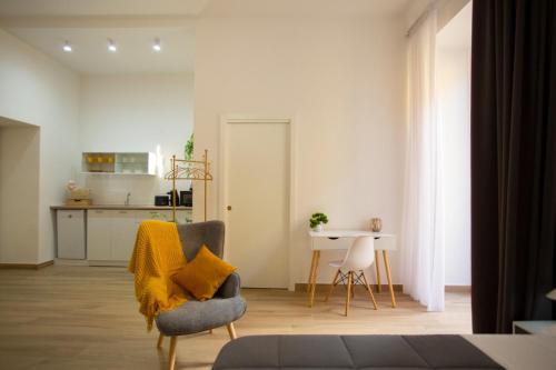 Una sala de estar con una silla y una mesa. en InCentro, en Caserta