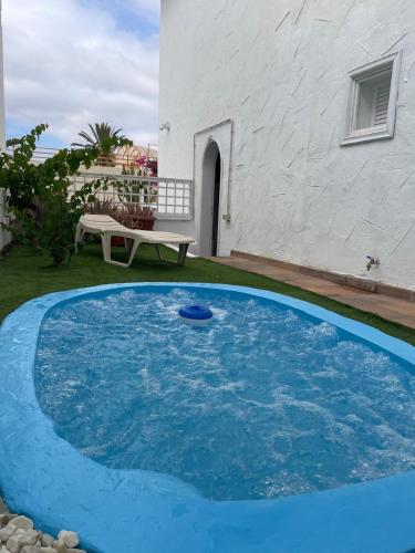 Apartamento con jardín y pequeña piscina privada para refrescarse