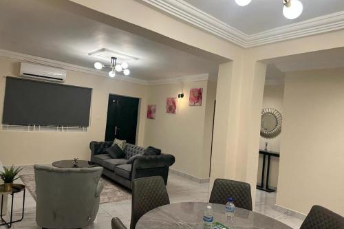 3 Bed Apartment Sleeps 6 - EnSuites Parking Wifi