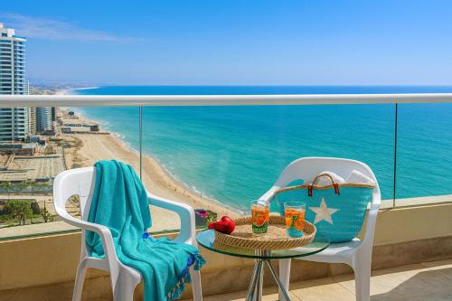 バト・ヤムにあるחדר על הים בבת יםのビーチを望むバルコニー(テーブル、椅子付)