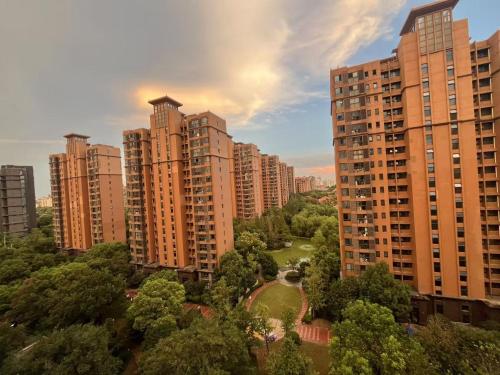 - une vue sur une ville avec de grands bâtiments et un parc dans l'établissement Judy and George's Shanghai Homestay near Hongqiao Airport and Train Station, à Shanghai