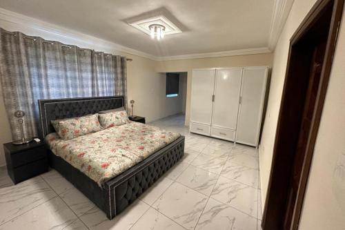 3 Bed Apartment Sleeps 6 - Parking Patio Wifi