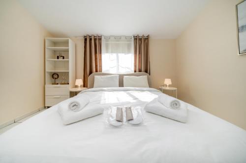 Postel nebo postele na pokoji v ubytování 2 bedroom house near the beach