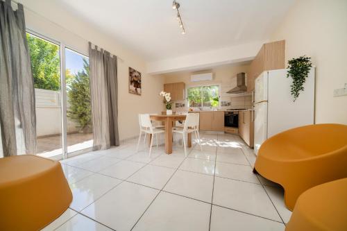 Kuchyň nebo kuchyňský kout v ubytování 2 bedroom house near the beach