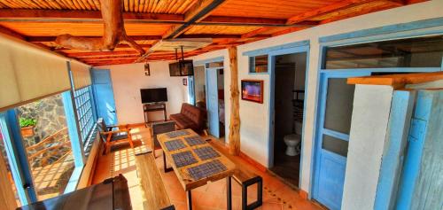 ein Zimmer mit einem Tisch und Stühlen in einem Haus in der Unterkunft Apartahotel los Tucanes in Villa de Leyva