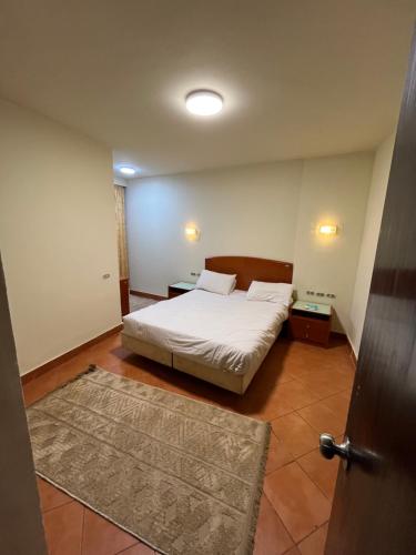 a bedroom with a bed and a room with a door at APARTMENT PORTO El SOKHNA EGYPT-FAMILY in Ain Sokhna