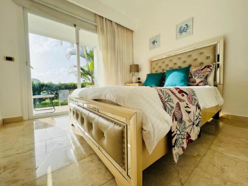 Postel nebo postele na pokoji v ubytování Paradise Pool Front and Beach Condo at Punta Cana