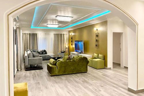 Una sala de estar con dos sofás y un televisor. en 2 Bed Apartment Sleeps 4 - Jacuzzi Parking Wifi, en Freetown