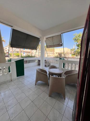 Μπαλκόνι ή βεράντα στο Cozy airconditioned two bedroom apartments شقق فندقية مكيفة للإيجار