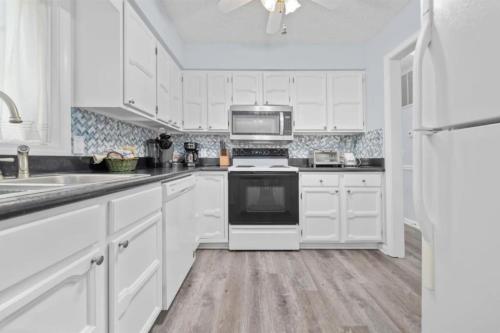 Η κουζίνα ή μικρή κουζίνα στο Luxury Living On Macotera Place