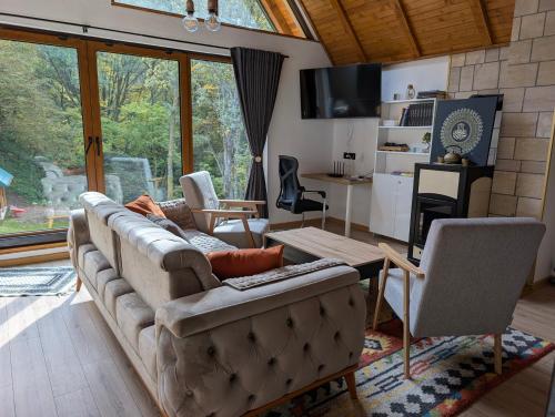 un salon avec un canapé et une table dans l'établissement Vila Presjenica, à Bunovci