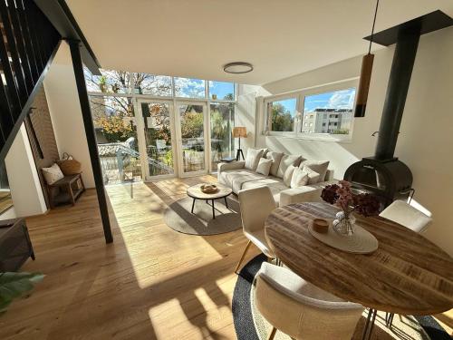 un salon avec une table et une cheminée dans l'établissement Haus Rautenweg, à Dornbirn