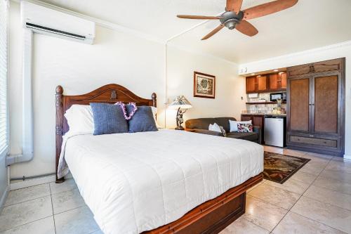 Un dormitorio con una cama y una sala de estar. en Islander on the Beach 257, en Papaloa