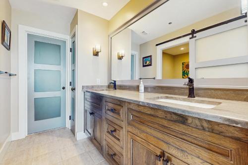 łazienka z umywalką i dużym lustrem w obiekcie High Pointe W22 - Gulf Front Condo w mieście Rosemary Beach