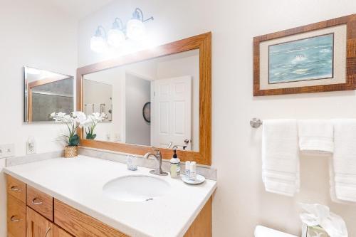 WailuaにあるWailua Bay View 307の洗面台と鏡のあるバスルーム