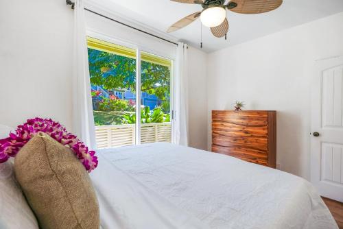 プリンスビルにあるKa Pu'uwai at Nihilani 29Bの白いベッドと窓のある寝室