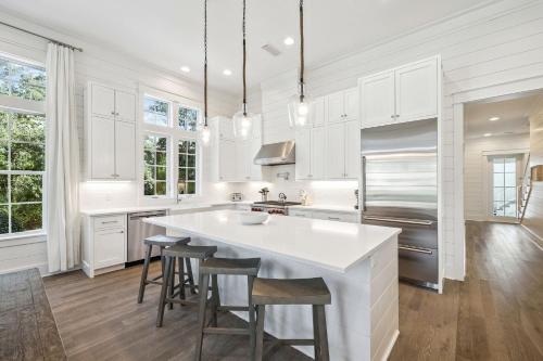 Η κουζίνα ή μικρή κουζίνα στο Tidey Whitey by 30A Escapes