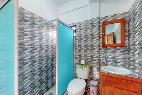 サン・ペドロにあるHanna Suite #9 at Laguna Suite -Gold Standard Certifiedの洗面台、トイレ、鏡のあるバスルーム